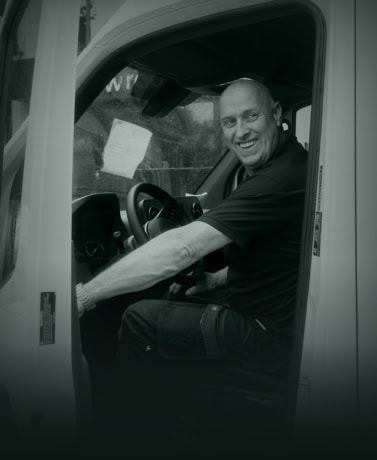 Hoogwaardige stalen deurmonteur in de cabine van een transportvoertuig.