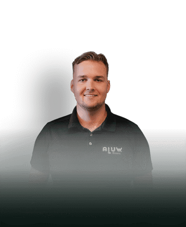 Modern houten deur met strakke afwerking en hoogwaardige details voor een stijlvolle uitstraling.