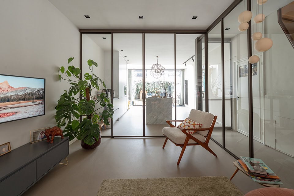 Hoogwaardige stalen wand deur met zwart frame en grote glazen panelen, geschikt voor moderne interieurs.