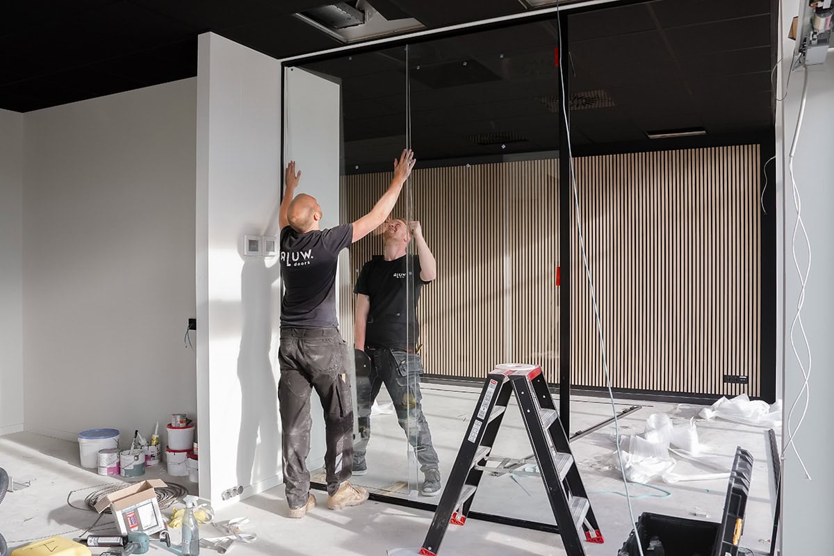 assembler of office partitions at Aluwdoors