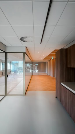 Een moderne kantoorruimte met stalen en glas wanden, perfect op maat gemaakt voor een luxe en functionele indeling.