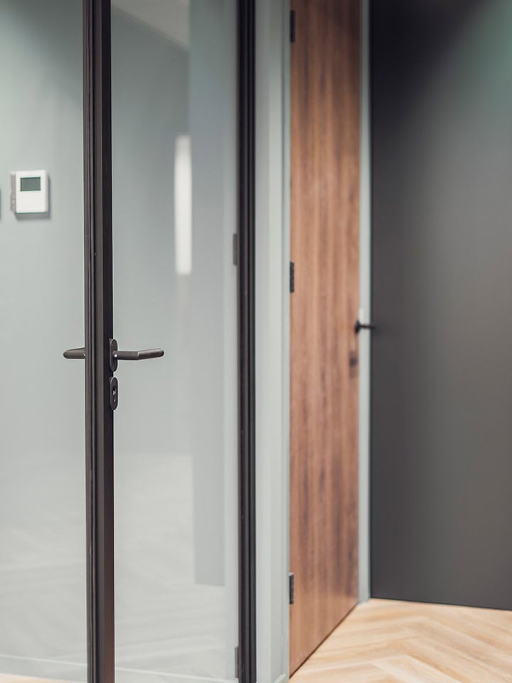 Een stijlvolle stalen binnendeur met vlakke, moderne afwerking en strakke details, perfect voor elk interieur.