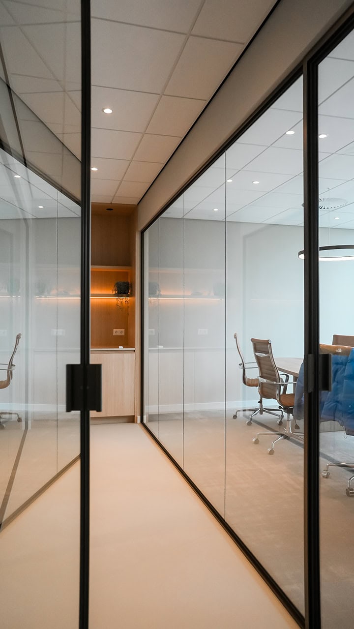 Hoogwaardige stalen deuren en wanden voor maatwerk, strak design en optimale privacy in kantoren en interieurs. Perfect afgewerkt en duurzaam.