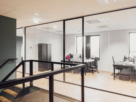 Maatwerk kantoorwanden van aluminium van Aluwdoors bij Olthuis