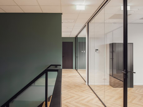 Maatwerk kantoorwanden van aluminium van Aluwdoors