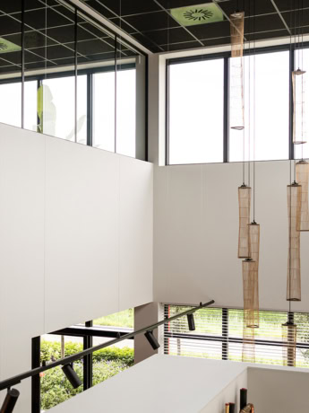 Vergroot je interieur met stijlvolle stalen deuren en wanden van Aluwdoors, volledig op maat gemaakt voor een moderne uitstraling.