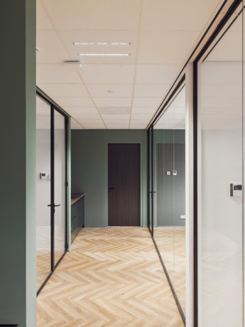Krachtige stalen scheidingswand met glas en op maat gemaakte deuren.