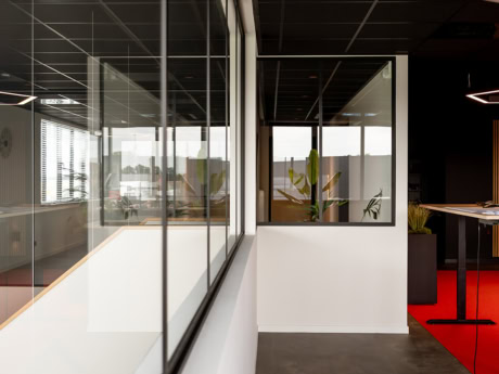 Hoogwaardige stalen deuren en wanden op maat voor zakelijke en private interieurs, strak design en duurzame kwaliteit, perfect voor elegante afscheidingen en moderne kantoorruimtes.