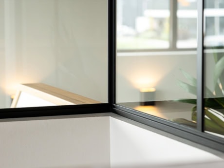 Elegante stalen deur met strak zwart frame, perfect voor moderne interieurs en scheiding van ruimtes, op maat gemaakt door Aluwdoors.