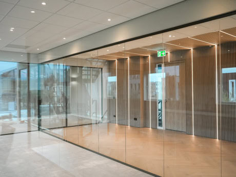 Hoogwaardige op maat gemaakte stalen deuren en wanden van Aluwdoors, ideaal voor een stijlvolle en functionele binnenruimte.