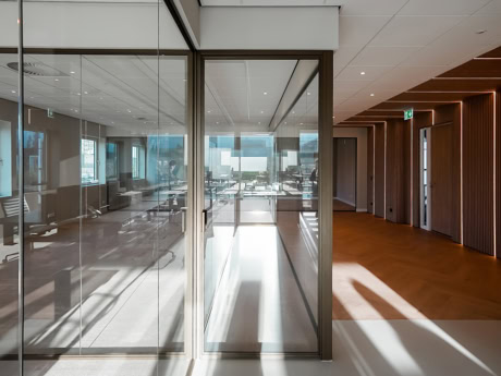 Hoogwaardige stalen deur met glazen panelen, perfect voor moderne kantoorinterieurs, biedt een strakke en industriële uitstraling, op maat gemaakt door Aluwdoors.