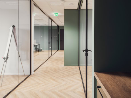 Maatwerk scheidingswand met glas van staal van Aluwdoors uit Nunspeet