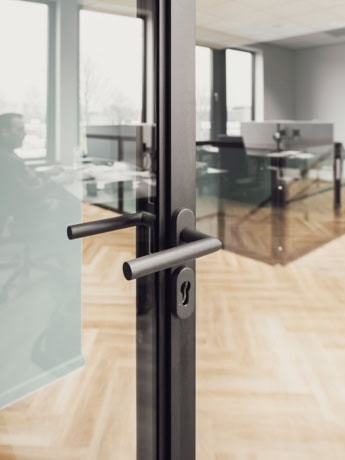 Maatwerk scheidingswand met glas van staal van Aluwdoors