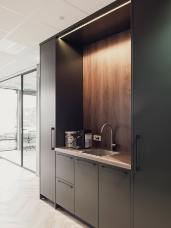 Maatwerk scheidingswand met glas van staal