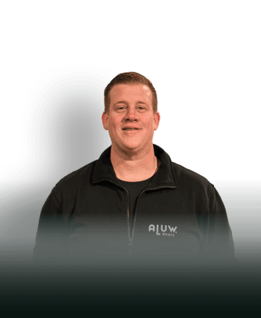 Hoogwaardige stalen deuren en wanden op maat van Aluwdoors, perfect voor een moderne en duurzame interieurafwerking, inclusief professionele installatie en maatwerkopties.