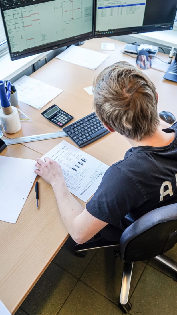 De werkvoorbereider is het inmeetformulier aan het uitwerken.