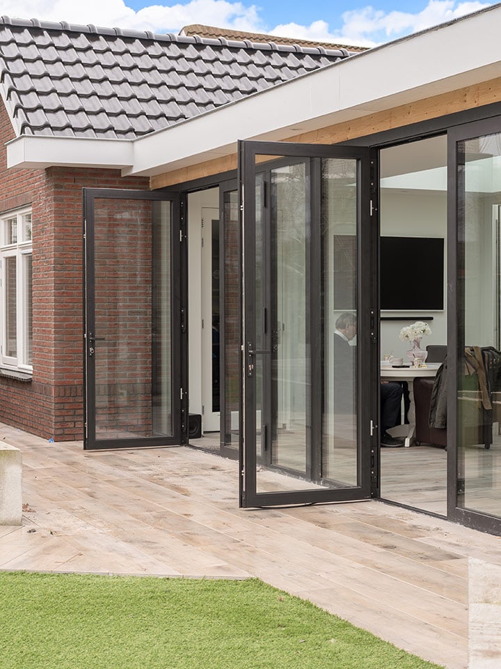 Moderne aluminium buitenpui met grote glazen deuren in Harderwijk, ontworpen voor optimale lichtinval en stijlvolle uitstraling, perfect voor een buitenruimte.