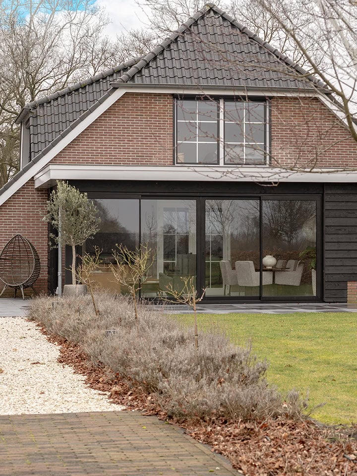 Aluminium exterior facade in Doornspijk with large glass doors and modern finish, perfect for a stylish and functional outdoor space.