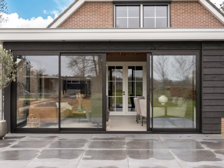 Aluminium exterior facade in Doornspijk with large glass panels and black finish, designed for a modern look and optimal light into the house.