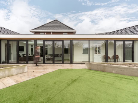 Buitenpui met glas geïsoleerd