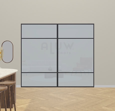 Moderne stalen roomdivider met glazen panelen, perfect voor het scheiden van ruimtes in een interieur, op maat gemaakt door Aluwdoors.